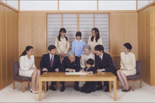 Drei Generationen: Die kaiserliche Familie in einer Aufnahme von 2013.