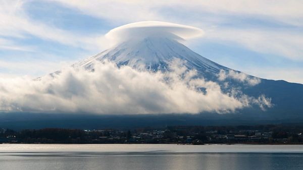 Ein spezielles Wetterphänomen: Der Wolkenhut über dem Fuji.