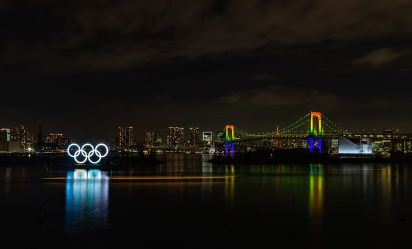 Die olympischen Ringe in der Bucht von Tokio.