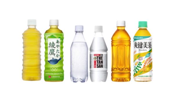Drei Getränke von Coca-Cola-Japan, die neu auch ohne Etiketten verkauft werden.