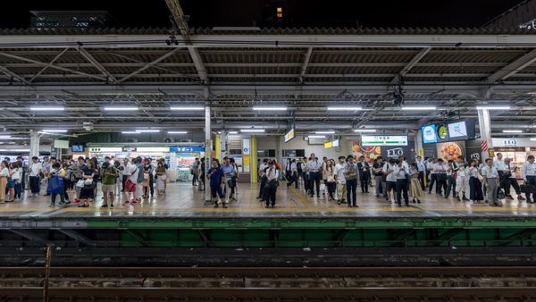 Simple Bodenmarkierungen sorgen für diese perfekte Ordnung.