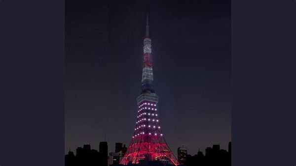 Minimalbeleuchtung für den Tokyo Tower am 22. März 2022.