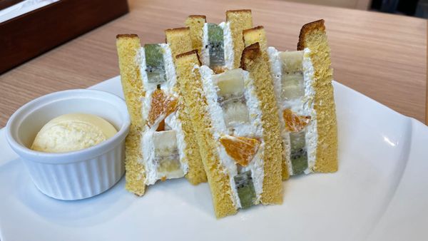 Ein <i>Fruit-Sando</i> mit zwei Castella-Kuchen-Scheiben im Bunmeido Café in Ginza.