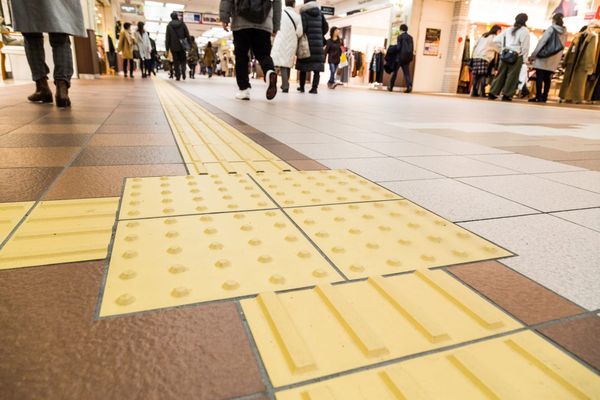 Ein Tenji-Block in Japan.