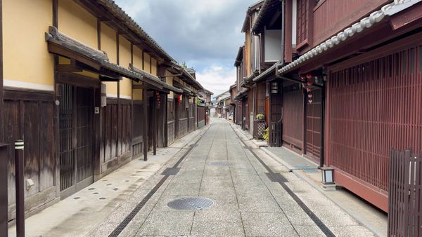 Im Lokalzug zu einer vergessenen Hafenstadt