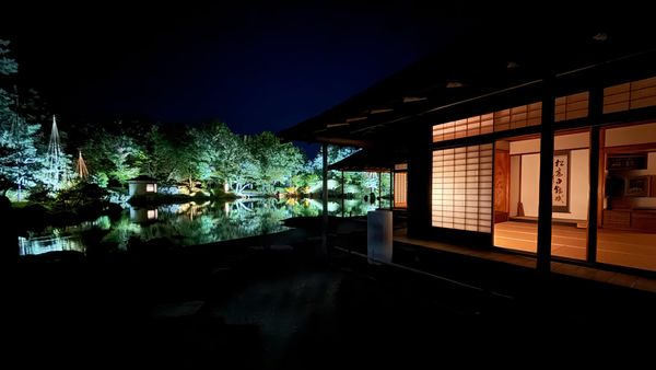 Ein japanischer Wandelgarten in der Nacht