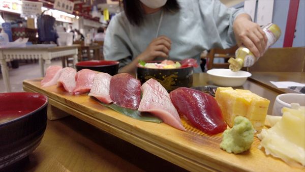 Essen in den Fischmärkten Japans