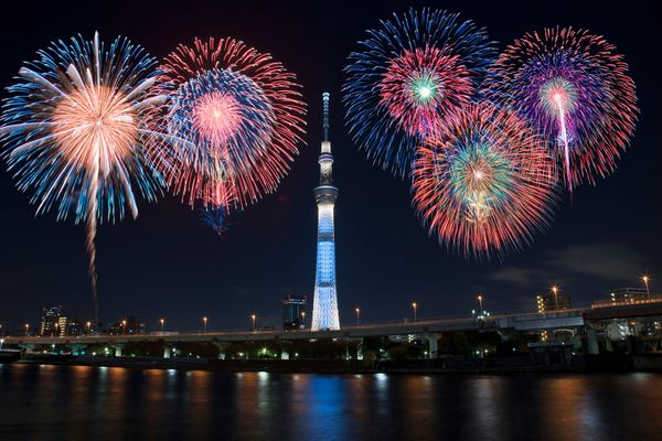 Das grosse Feuerwerk über Tokio