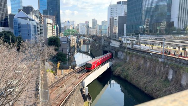 Tokios U-Bahn-Linie mit dem berühmten Fotospot