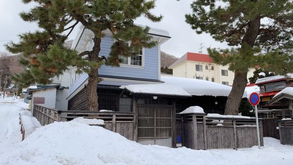 Oben westlich, unten japanisch: Die Stadt der einzigartigen Häuser