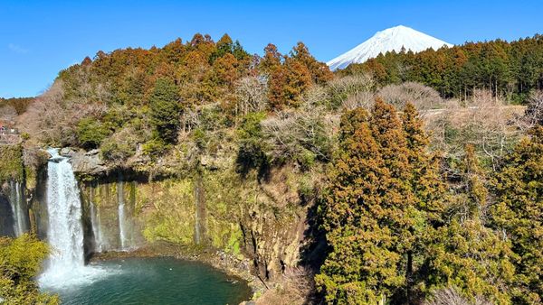 Der Fuji und die Stille des Wasserfalls