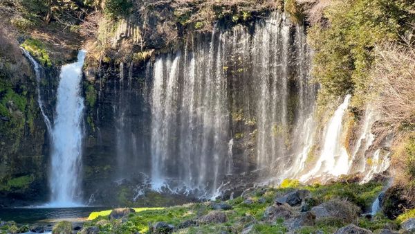 Ein Wasserfall, der aus dem Fuji entspringt