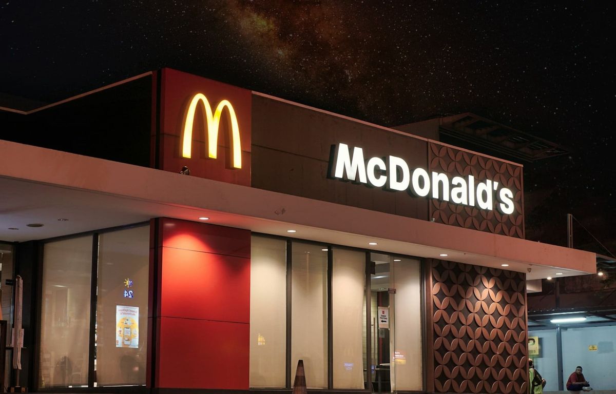 McDonald’s restaurant exterior, representing earnings and expansion strategy.