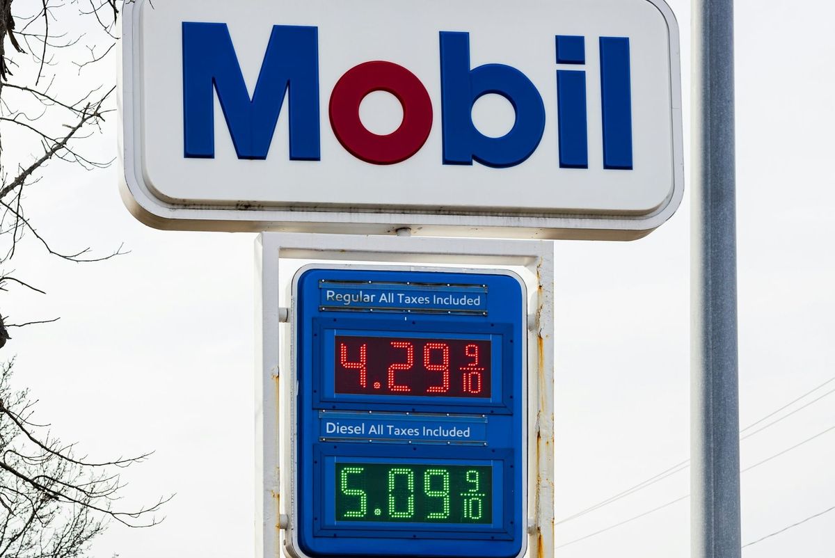 Brent and WTI oil prices rising as Strait of Hormuz disruption and Middle East conflict increase global economic pressure.
