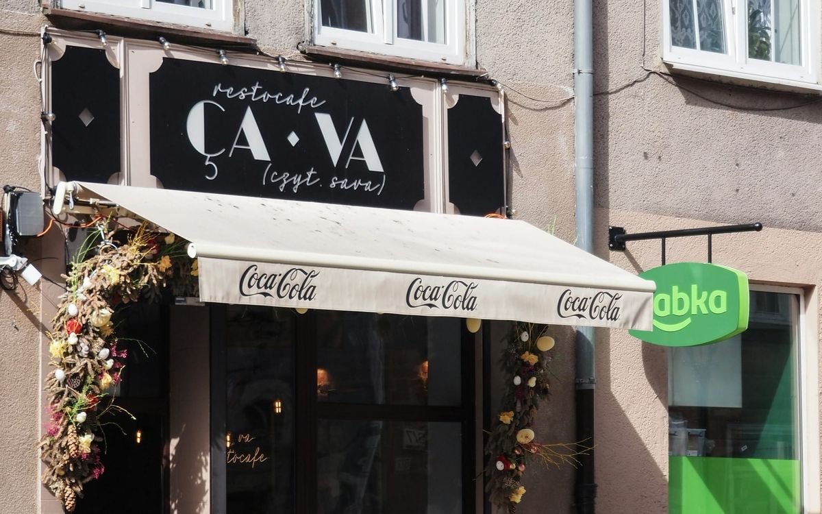 Cava restaurant location with customers ordering Mediterranean fast-casual meals as investors monitor restaurant traffic growth and expansion trends