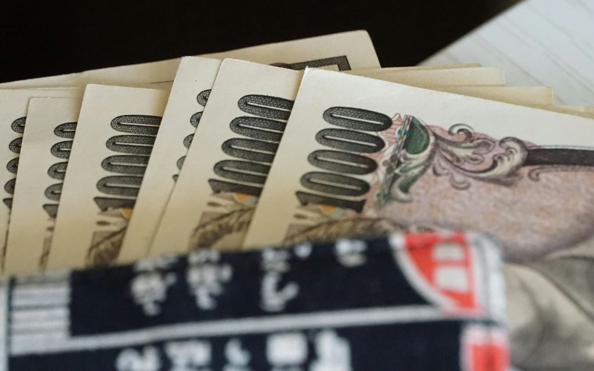 U.S. and Japan coordinate intervention to stabilize the Japanese yen