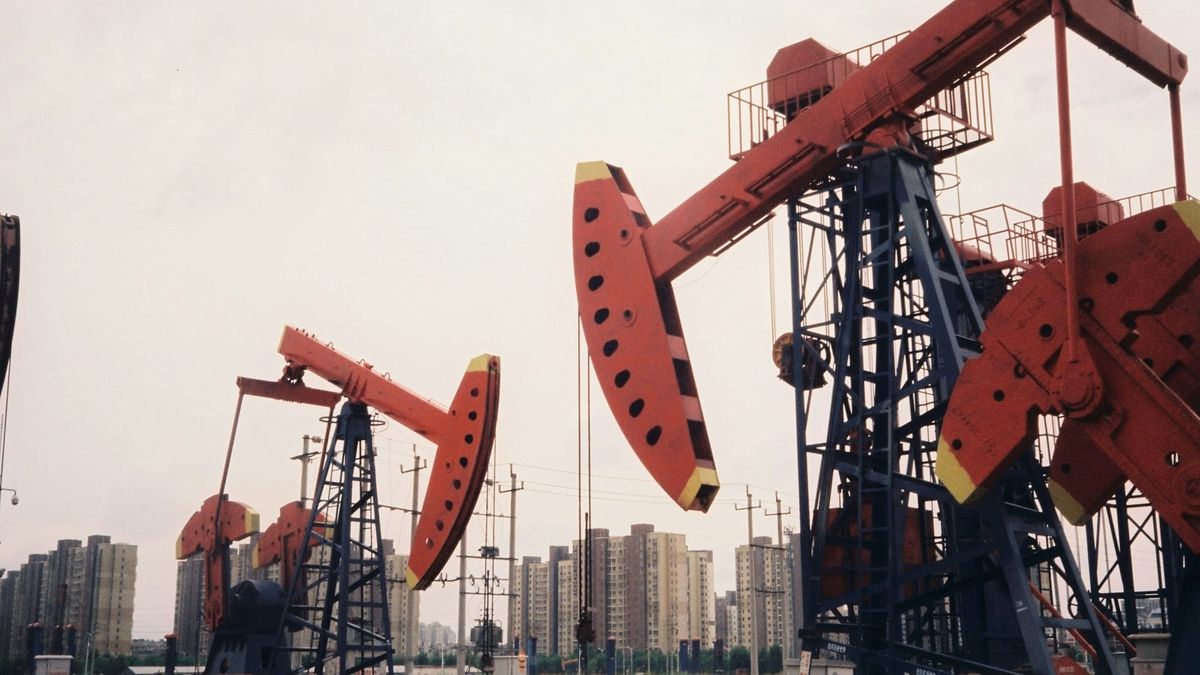 Oil, gold and dollar markets react to Fed policy and shifting global crude supply