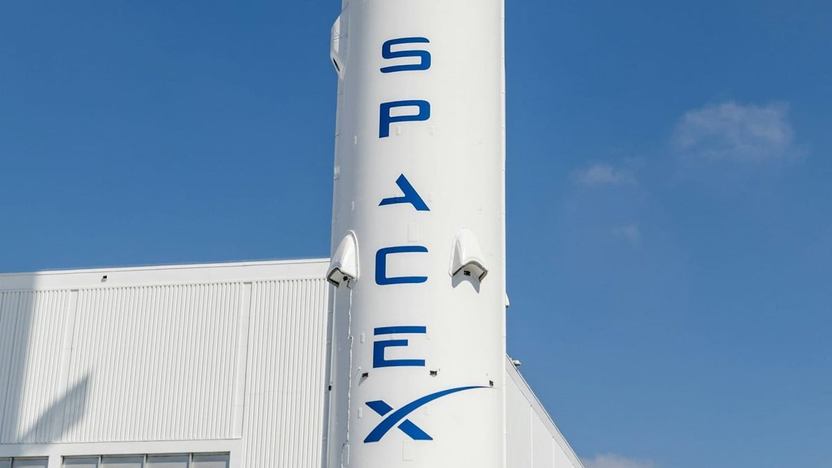 SpaceX Starship launch as SPCX stock falls below its $135 IPO price