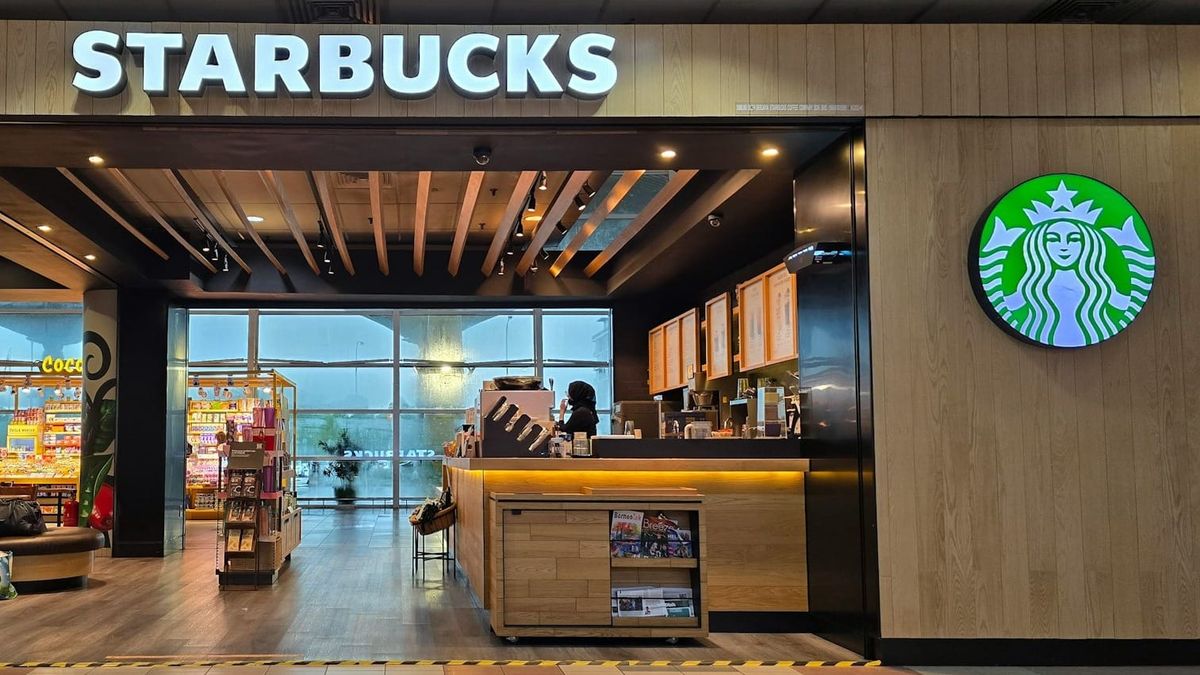 Starbucks closes 250 stores while investing in its Back to Starbucks turnaround