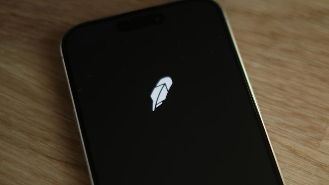Robinhood Pushes AI Agents and Weekend Trading Into the Retail Investing Mainstream