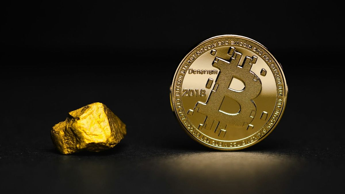 Gold Rebounds as Fed Rate-Hike Bets Ease, While Bitcoin Faces Conflicting Signals