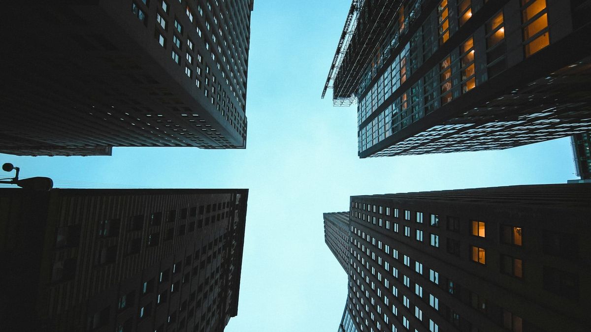 U.S. housing and real estate market faces rising rates as cash buyers and data centers gain influence