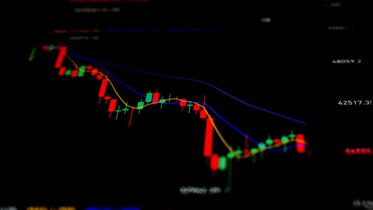 Market indexes and financial charts reflect selective stock reactions to growth, costs, and earnings