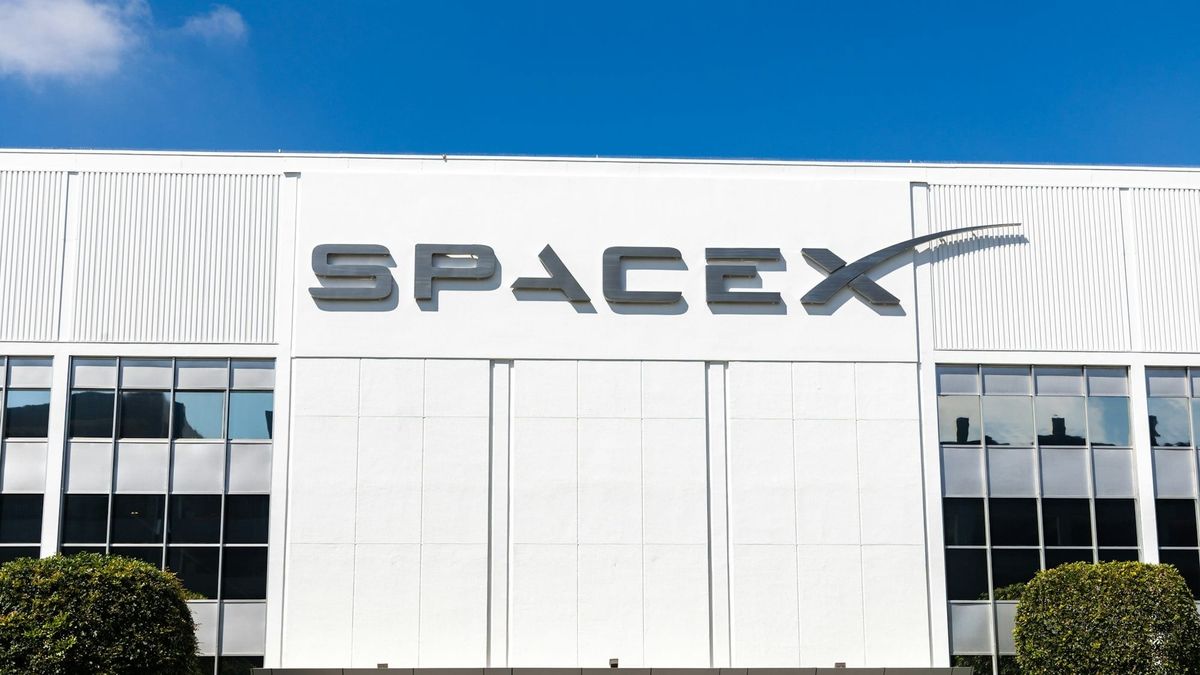 SpaceX Spectrum Deal Signals a New Challenge to U.S. Wireless Carriers