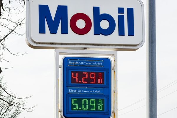 Brent and WTI oil prices rising as Strait of Hormuz disruption and Middle East conflict increase global economic pressure.