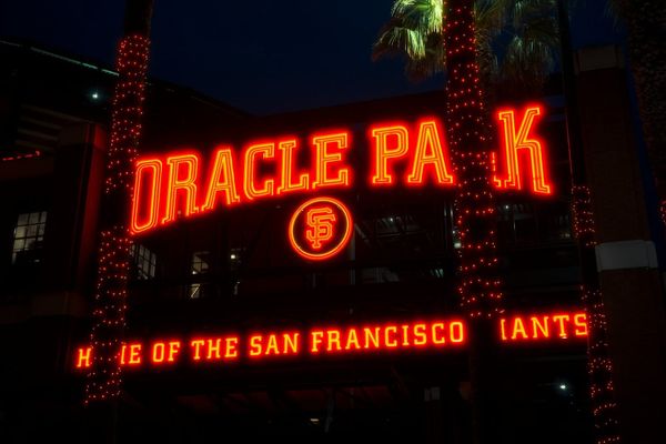 Oracle headquarters with AI cloud infrastructure growth and earnings market reaction