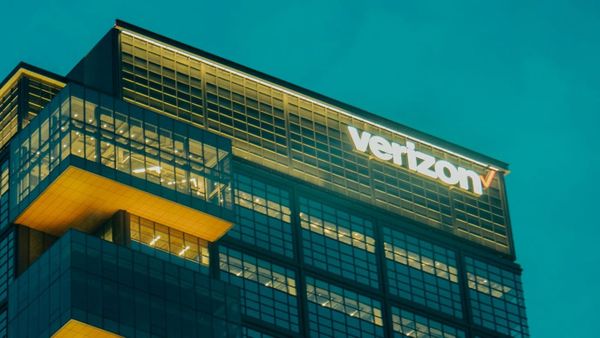Verizon Fiber Deal Drives Corning Higher as AI Network Buildout Expands
