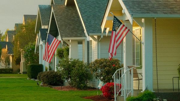 Rising Treasury yields pressure the S&P 500 as mortgage rates slow U.S. home sales