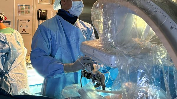 Intuitive Surgical da Vinci robotic surgery system amid earnings and instrument pricing concerns.