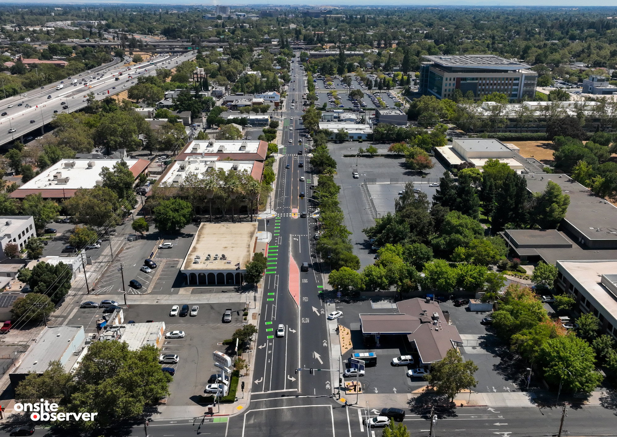 A completed stretch of Sacramento’s Broadway Complete Streets project, showing new bike lanes, pedestrian upgrades and lane reconfigurations along the corridor. Image: Onsite Observer.