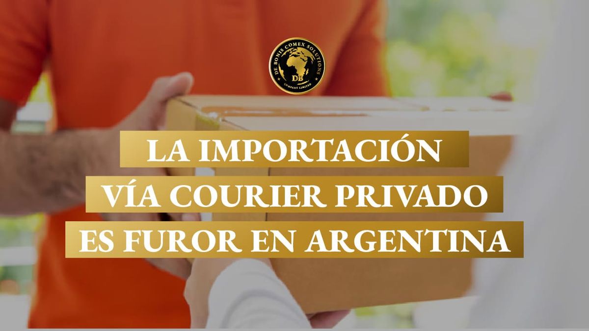 Persona entregando un paquete en manos de un cliente, representando el crecimiento de la importación mediante courier privado