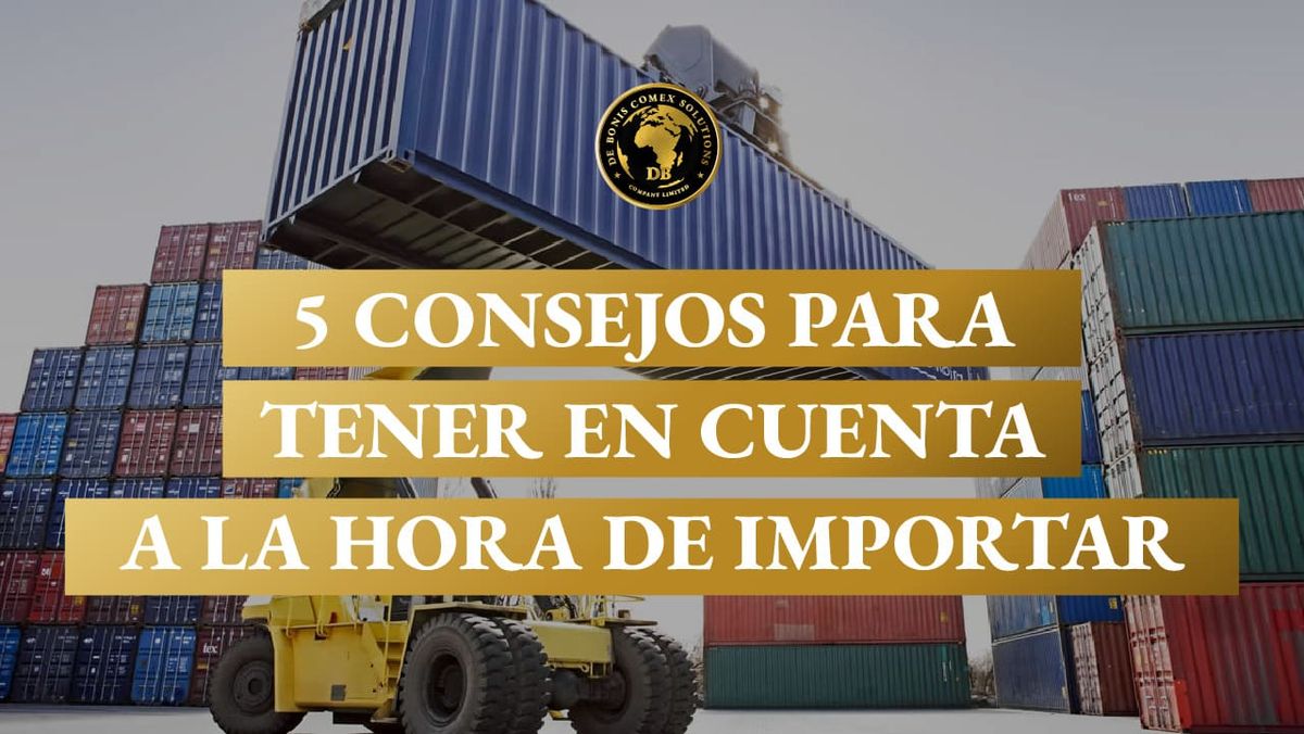Un montacargas levanta un contenedor en un puerto rodeado de pilas de carga internacional, representando los procesos clave p