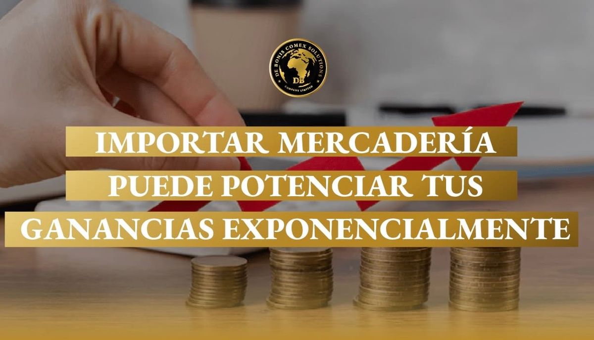 Mano colocando una flecha roja ascendente junto a pilas de monedas, simbolizando cómo importar mercadería puede aumentar la rentabilidad de una empresa.