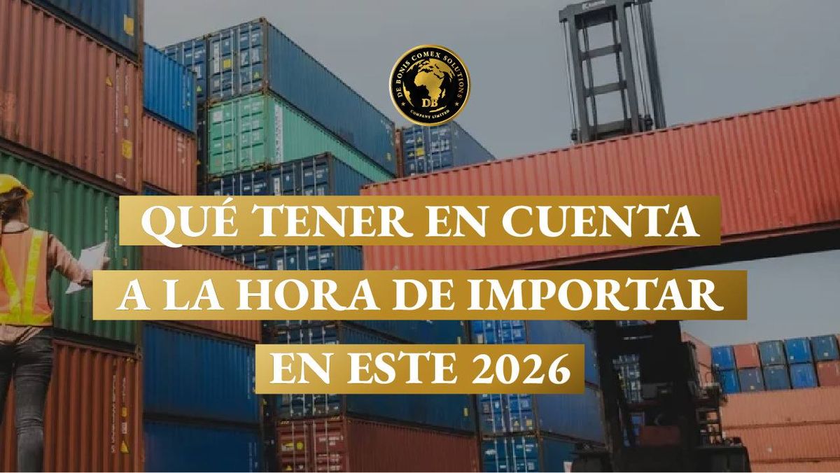 Operario en puerto junto a contenedores logísticos, escena vinculada a procesos para importar mercadería en 2026.