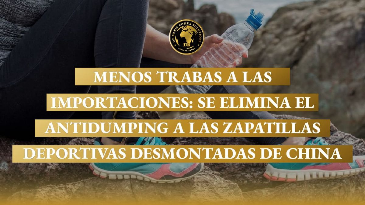 Persona con zapatillas deportivas en exteriores, en contexto de eliminación del antidumping a importaciones de calzado desde China.