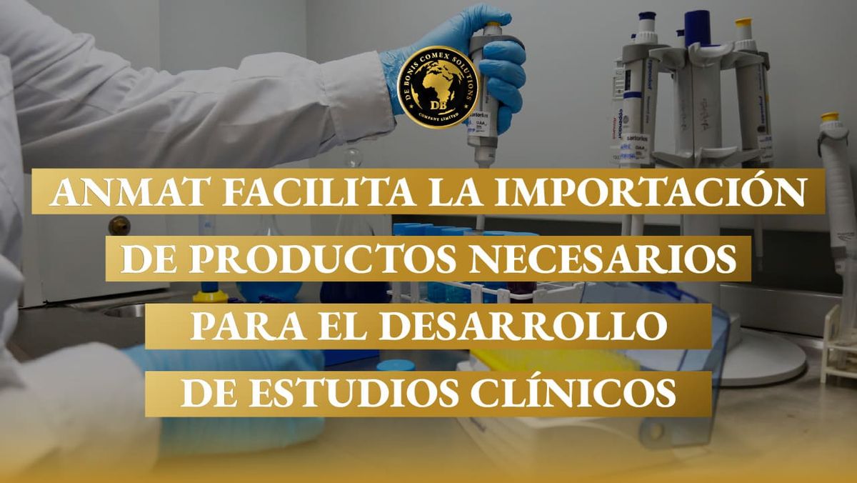 Profesional en laboratorio manipulando insumos médicos, en el marco de medidas de ANMAT para agilizar la importación de productos destinados a estudios clínicos.