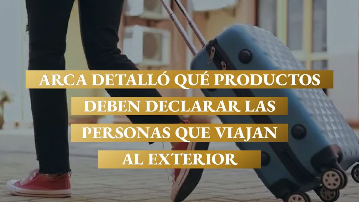 Viajera trasladando una valija en una nota sobre las normas de ARCA para declarar dinero, equipaje y mercadería al ingresar al país.