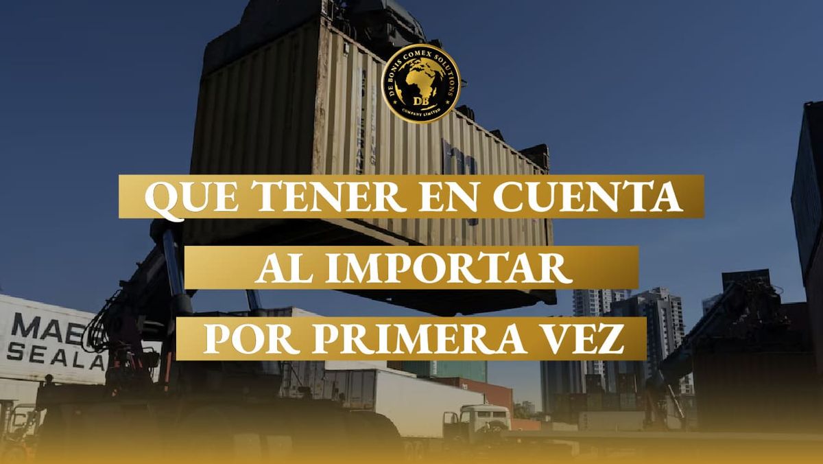 Contenedor de carga siendo manipulado en terminal logística durante una operación para importar mercadería.