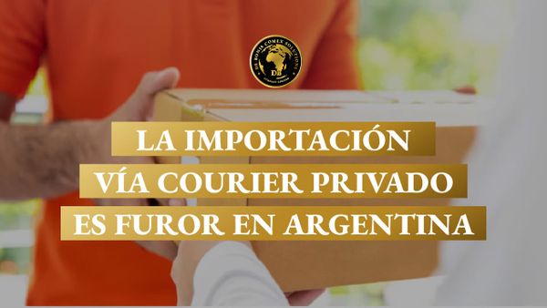 Persona entregando un paquete en manos de un cliente, representando el crecimiento de la importación mediante courier privado