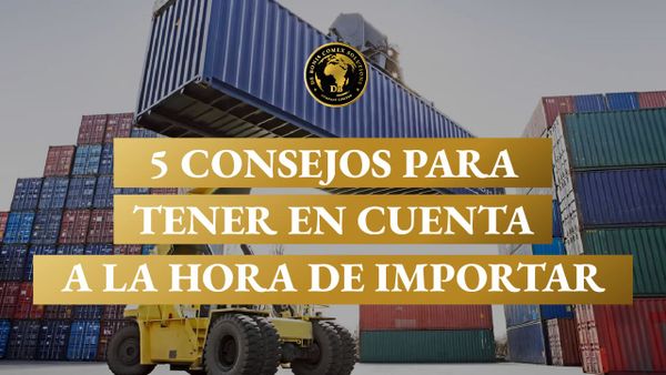 Un montacargas levanta un contenedor en un puerto rodeado de pilas de carga internacional, representando los procesos clave p