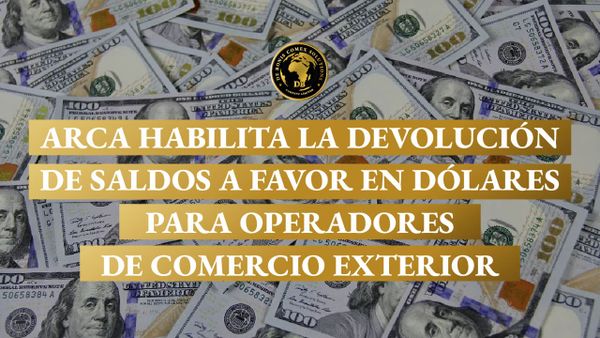 Fondo de billetes de cien dólares con un mensaje institucional sobre la decisión de ARCA de habilitar la devolución de saldos a favor para operadores de comercio exterior.