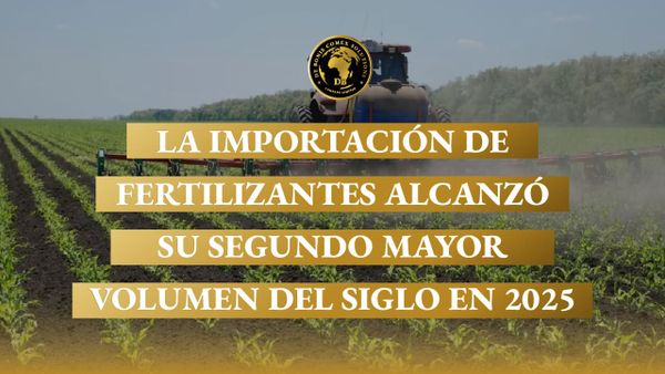 Tractor aplicando insumos en cultivo extensivo, vinculado al aumento de la importación de fertilizantes en Argentina en 2025.
