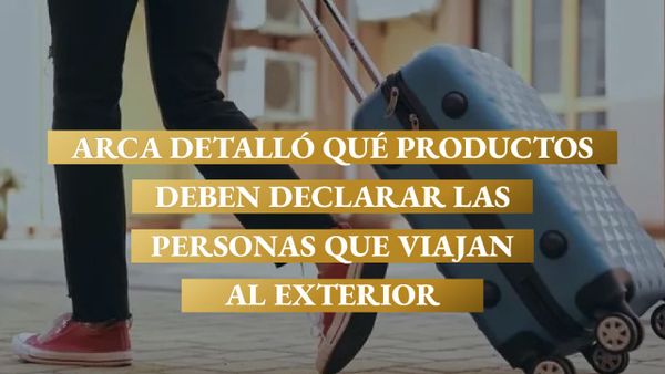 Viajera trasladando una valija en una nota sobre las normas de ARCA para declarar dinero, equipaje y mercadería al ingresar al país.