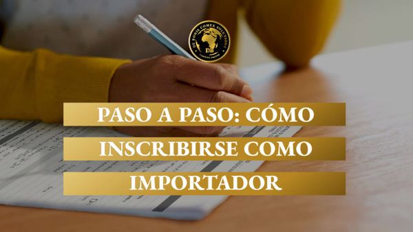 Persona revisando documentación aduanera para completar el alta como importador bajo el Régimen General de ARCA en Argentina.
