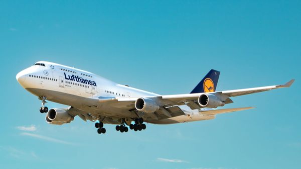 Lufthansa Unveils Bold 787-9 Livery: Giant White Crane on Deep-Blue Fuselage Honors 100 Years