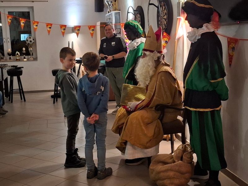 Nikolausfeier der Jugendabteilung begeistert rund 50 junge Fußballerinnen und Fußballer